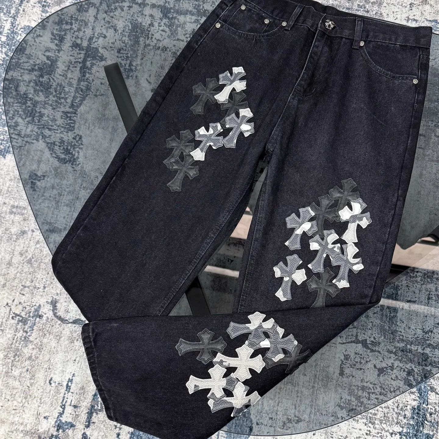 P260 Chrome Hearts Chrome Hearts Black Multi-leather Elements Full of Details Washed Jeans Authentically Restore the Ultimate Vintage Texture Three-Dimensional Fit Loose and Comfortable, Not Slimming Appearing Tall and Slim Made by a Manufacturer Original Quality Control Same Style for Men and Women Can Be Matched for Couples Versatile Recommendations Must-Have Jeans for All Seasons Fashionistas Have Been Disappointed From the Quality Selection of Fabrics, Cutting of Details, and Matching of Patterns, Everything Is Impeccable! The upper body is so handsome when worn...it can be easily worn by men, women and children! The craftsmanship is made of heavy-duty washed pure cotton denim fabric. After washing, it is soft and thick and looks very stylish when worn. Color: black Size: 28 30 32 34 36